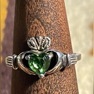 Claddaugh Celtic Irish with green stone Peridot?size 6.5 stamped silver